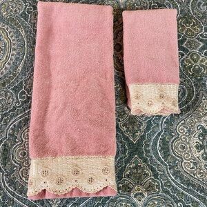 Avanti Pink Bath Towels with Cream Trim